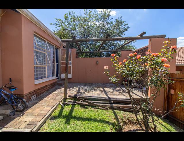 2 BEDROOM TOWNHOUSE FOR SALE IN ALAN MANOR